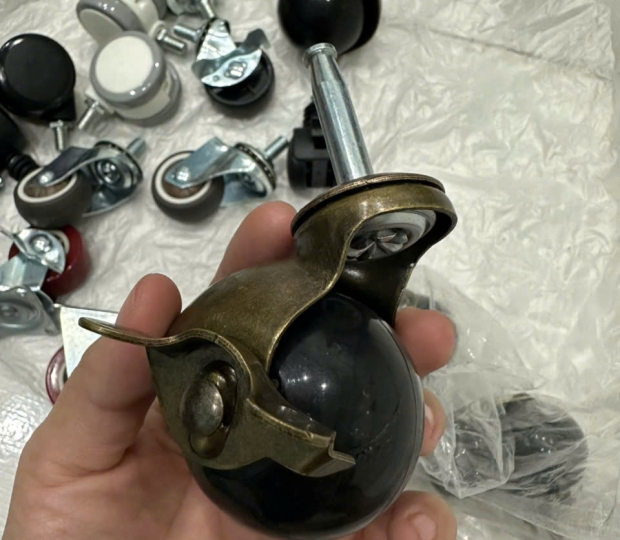 BÁNH XE ĐỊA CẦU ĐẾ BULON PT