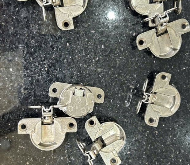 BẢN LỀ SẮT GẶP NGŨ KIM PHÁT TRIỂN