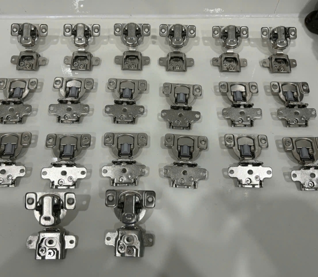 BẢN LỀ SẮT GẶP NGŨ KIM PHÁT TRIỂN