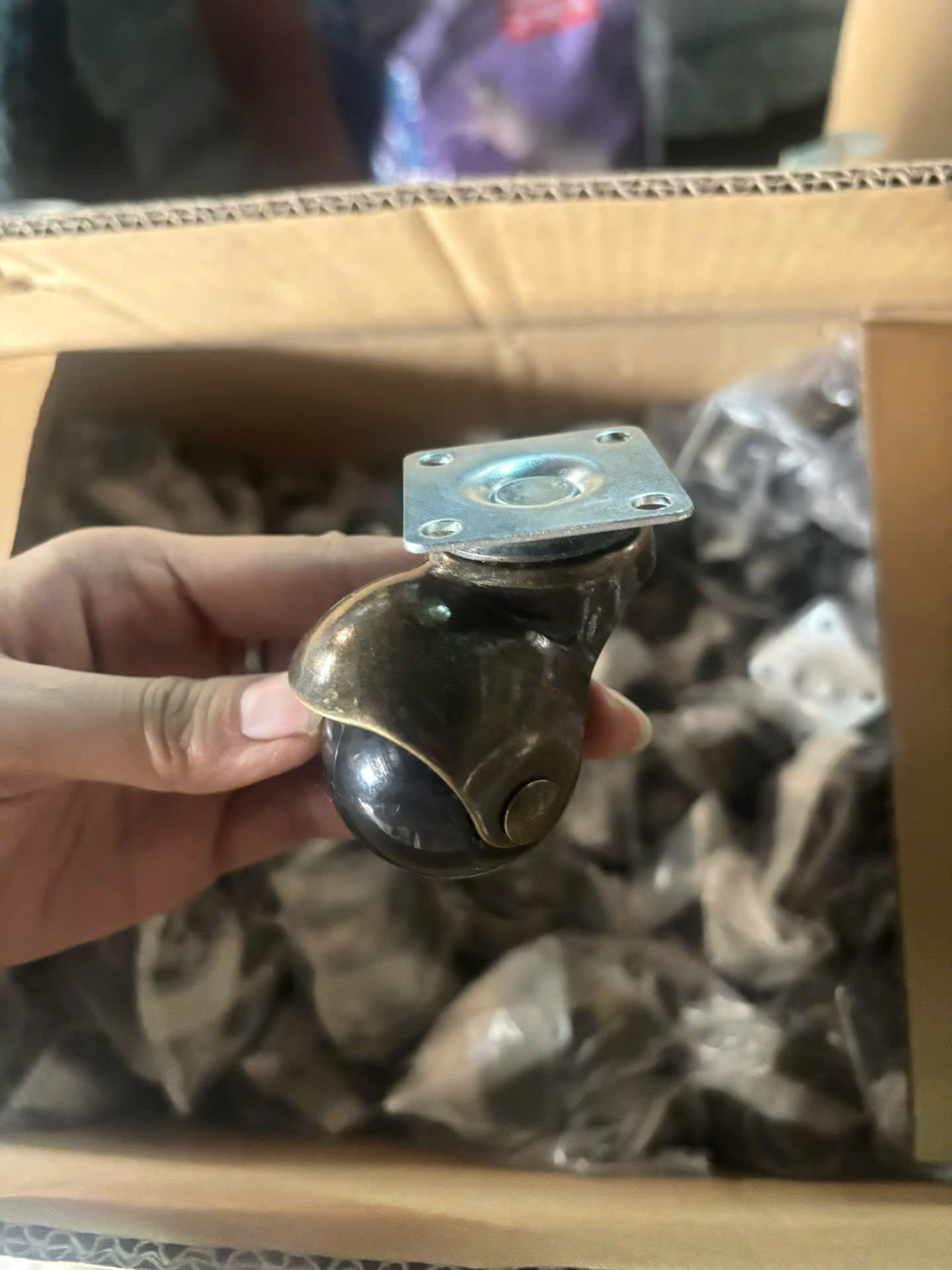 ánh xe địa cầu đế vuông