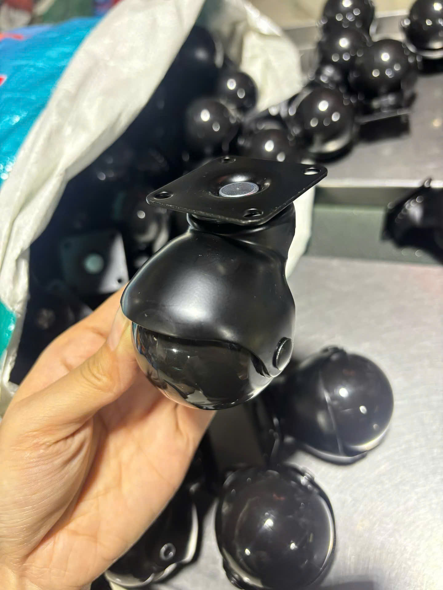 ánh xe địa cầu đế vuông